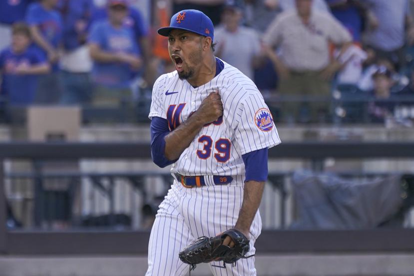 El cerrador puertorriqueño Edwin Díaz, de los Mets de Nueva York, festeja tras propinar un ponche.