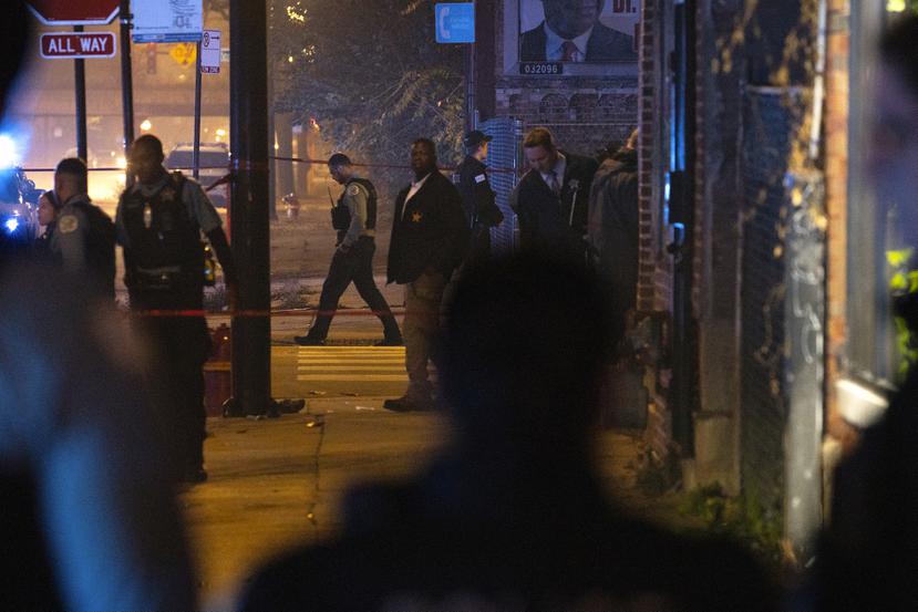 La Policía de Chicago trabaja en la escena de un tiroteo en el West Side el 31 de octubre de 2022.