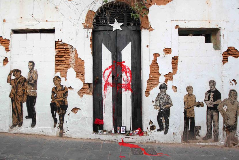 Bandera en luto del Viejo San Juan fue pintada con color rojo.