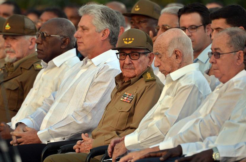 El primer secretario del Partido Comunista de Cuba, Raúl Castro (al centro), junto al presidente cubano, Miguel Diaz-Canel (al centro izquierda). (Agencia EFE)