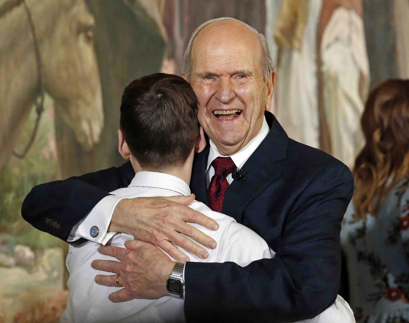Russell M. Nelson abraza a un familiar tras anunciar que será el nuevo líder. (AP / Rick Bowmer)