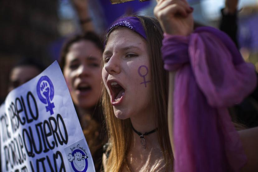 Mujeres corean consignas al marchar en el Día Internacional de la Mujer en España. (AP / Emilio Morenatti)