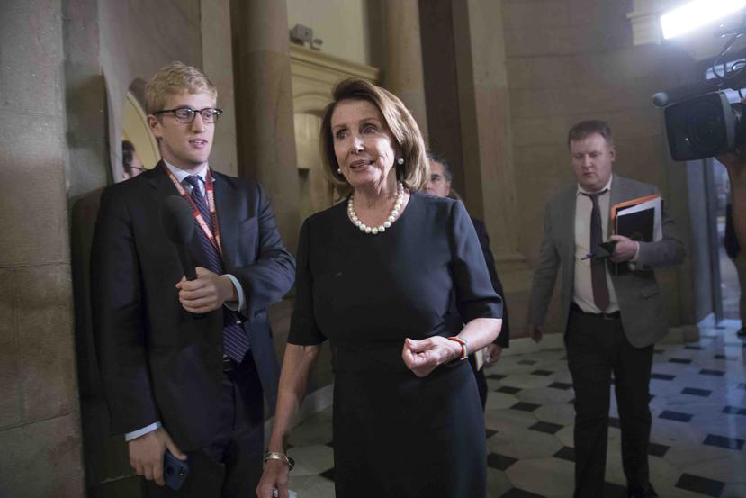 La líder de la minoría en la Cámara de Representantes, Nancy Pelosi, sale de una reunión con el presidente de la cámara baja, Paul Ryan, y miembros de la bancada hispana del Congreso en el Capitolio. (AP)