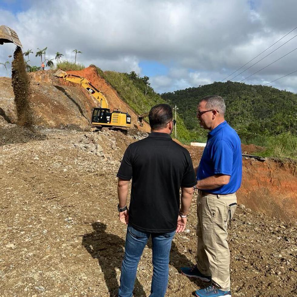 Desde la izquierda, los alcaldes de Villalba, Luis Javier Hernández Ortiz, y Orocovis, Jesús Colón Berlingeri, monitorean los trabajos en la carretera PR-143 que colapsó tras paso del huracán Fiona.