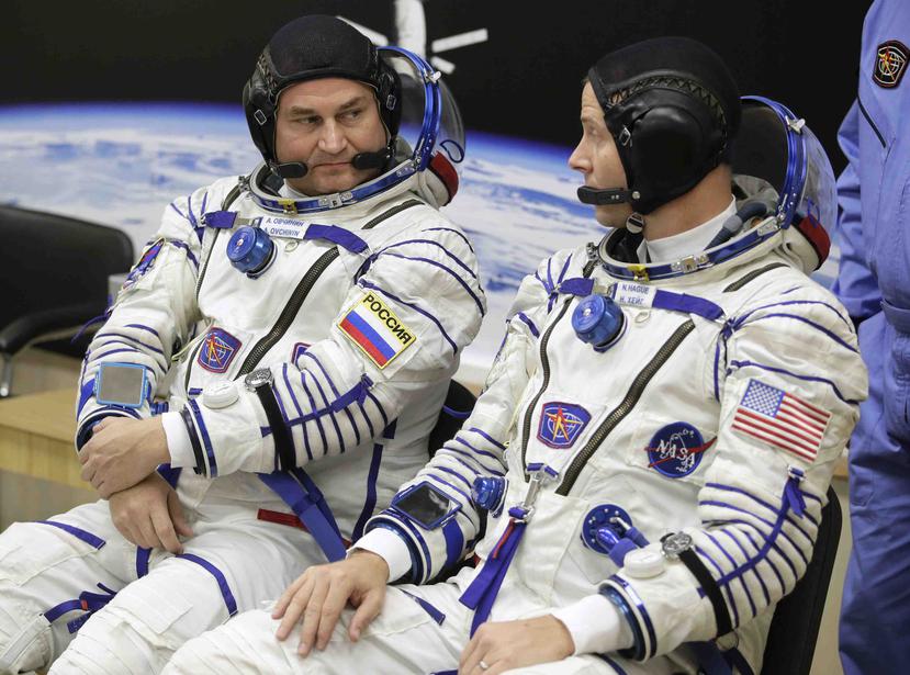 El astronauta estadounidense, Nick Hague, y el cosmonauta ruso, Alexey Ovchinin, hablan antes de despegar a bordo de una cápsula Soyuz MS-10 hacia la Estación Espacial Internacional, en Baikonur, Kazajistán. (AP)