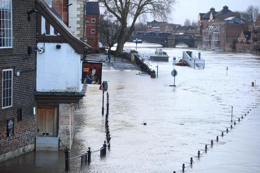 Una vista de una calle inundada tras el desbordamiento del río Ouse al paso de la tormenta Ciara, en York. (AP)
