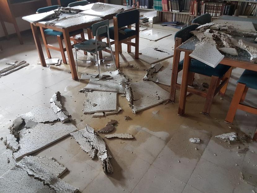 Filtraciones en el techo provocaron grandes daños a la biblioteca de la UPR de Humacao, que poco a poco se recupera. (UPR Humacao)