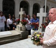 Juan Mari Bras en un acto en recordación ante la tumba de su hijo en el 2002.