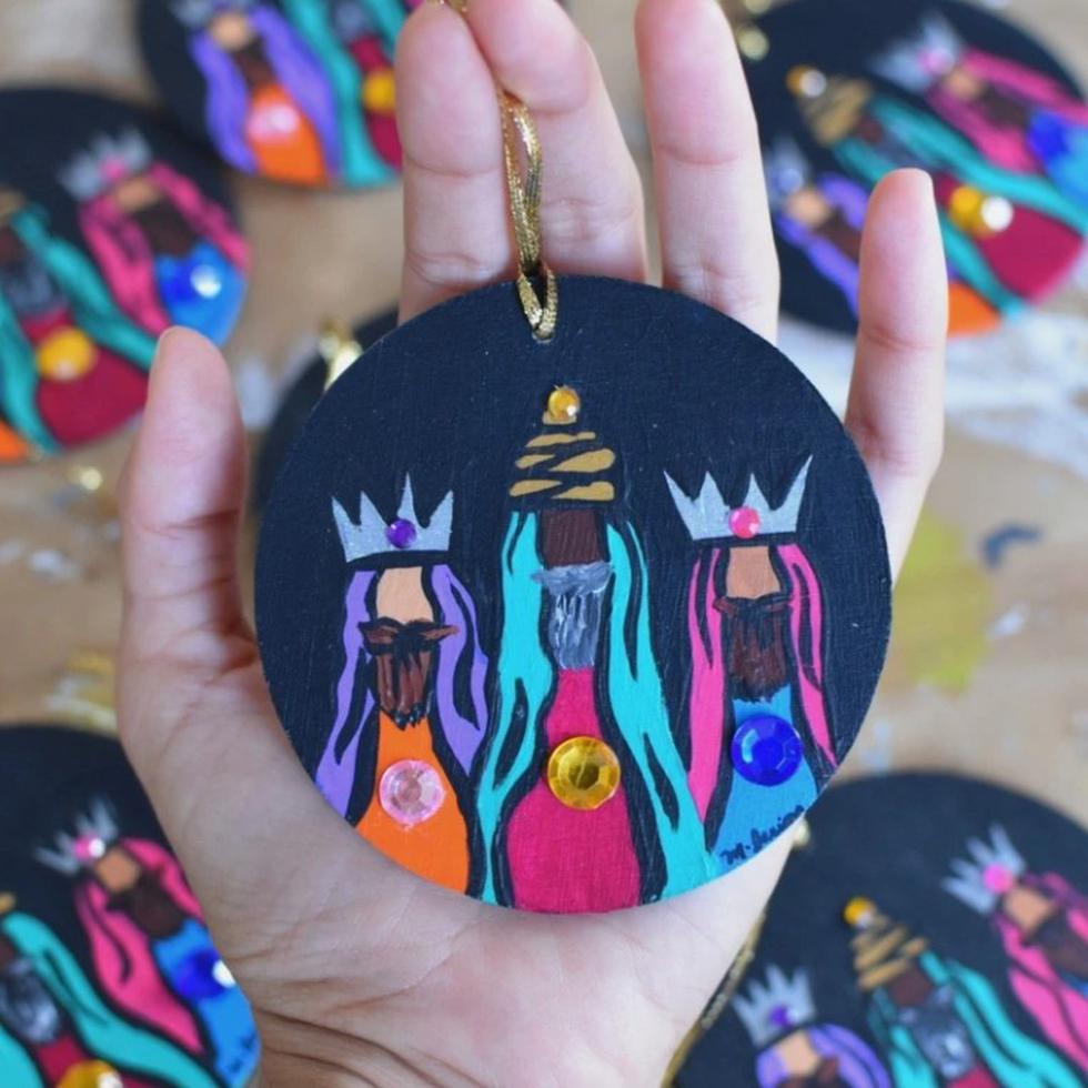 Este ornamento para el árbol de Navidad es una de las obras y artesanías hechas a mano que se pueden adquirir en Salonboricua.com