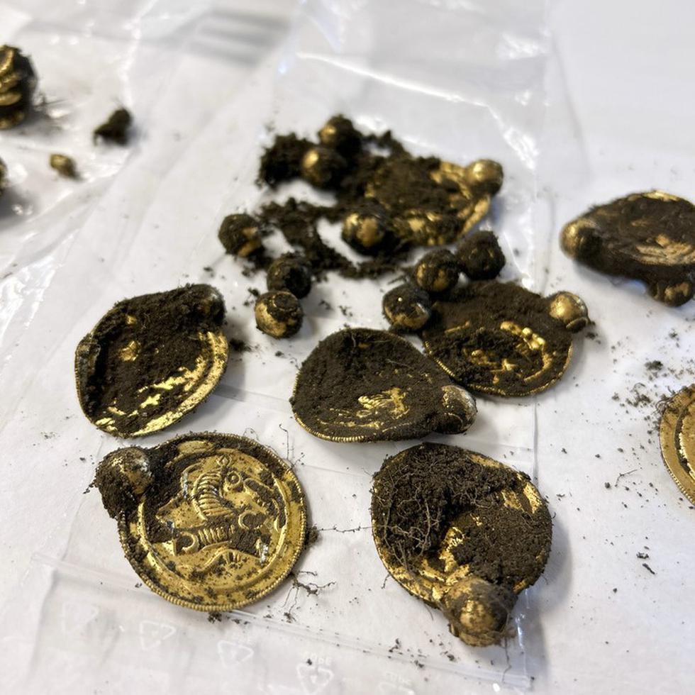 Varias joyas de oro de 1,500 años de antigüedad son exhibidas el 7 de septiembre de 2023, en Noruega, después de que un hombre con un detector de metales descubrió las piezas en la isla de Rennesoy.