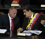 El presidente venezolano Nicolás Maduro, derecha, habla con Diosdado Cabello, presidente de la Asamblea Constitucional. (AP / Ariana Cubillos)