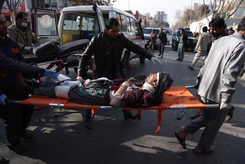 Varias personas trasladan a un herido en una camilla en el exterior de un hospital tras un ataque suicida en Kabul, Afganistán. (AP)