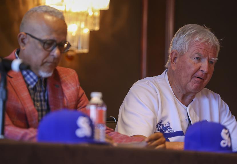 Tom Axon -a la derecha- está suspendido por el presidente de la Liga de Béisbol Profesional Roberto Clemente.