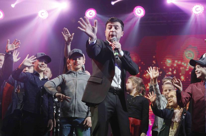 Volodymyr Zelenskiy, actor ucraniano y ahora presidente electo del país, encabeza un espectáculo de comedia en una sala de conciertos en Brovary, Ucrania. (AP / Efrem Lukatsky)