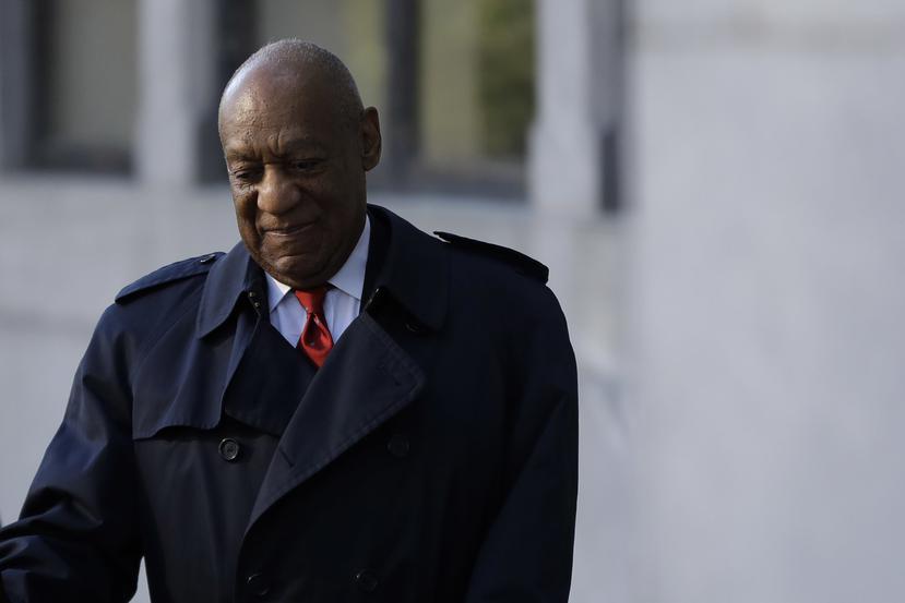 En la foto, el excomediante Bill Cosby a su llegada al tribunal para conocer el veredicto. (AP)