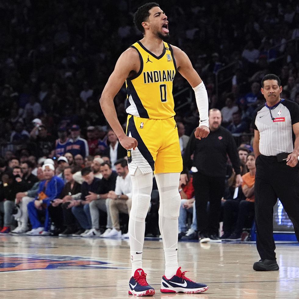El base de los Pacers de Indiana, Tyrese Haliburton, reacciona durante la primera mitad del séptimo juego de la serie de playoffs de segunda ronda de la NBA contra los Knicks de New York.