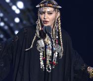 La cabeza de Madonna imitaba a la de una novia bereber: con el pelo recogido en trenzas rubias y una gruesa diadema hecha con piedras. (Foto: AQP)