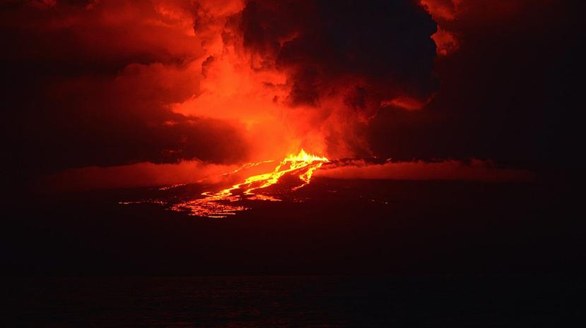 El volcán Wolf, situado en la isla Isabela del archipiélago ecuatoriano de Galápagos, entró en erupción el 25 de marzo. (EFE/ Diego Paredes / Parque Nacional Galápagos)
