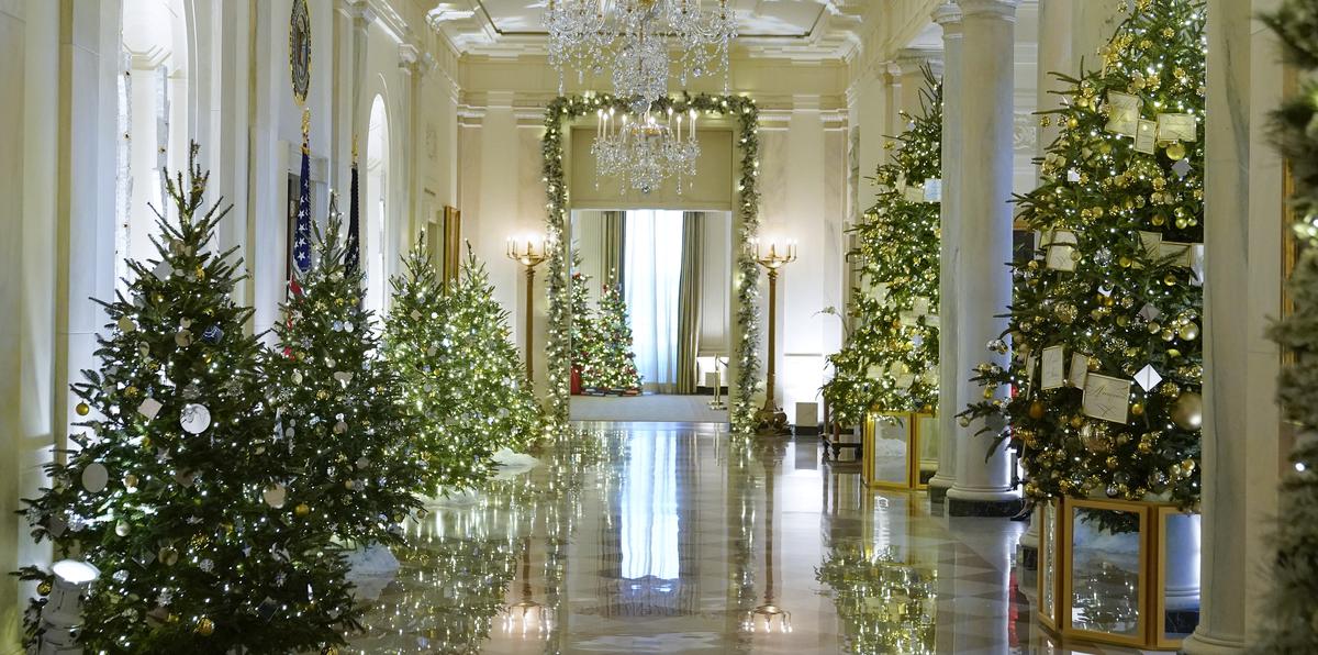 Los adornos incluyen 77 árboles de Navidad y 25 ofrendas florales en la parte exterior de la mansión presidencial.

