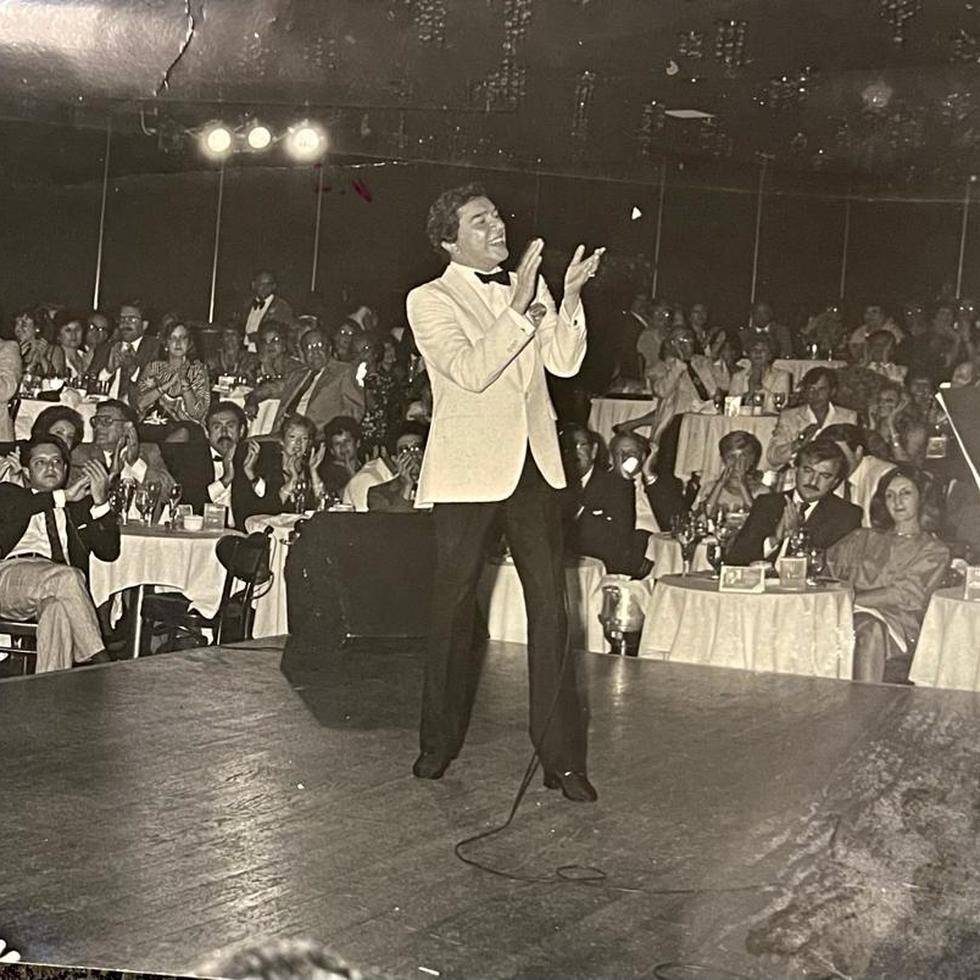 El cantante Marco Antonio Muñiz llegó a presentarse en el Club Caribe del icónico Hotel Caribe Hilton, uno de los clubes más populares que marcaron toda una audiencia.