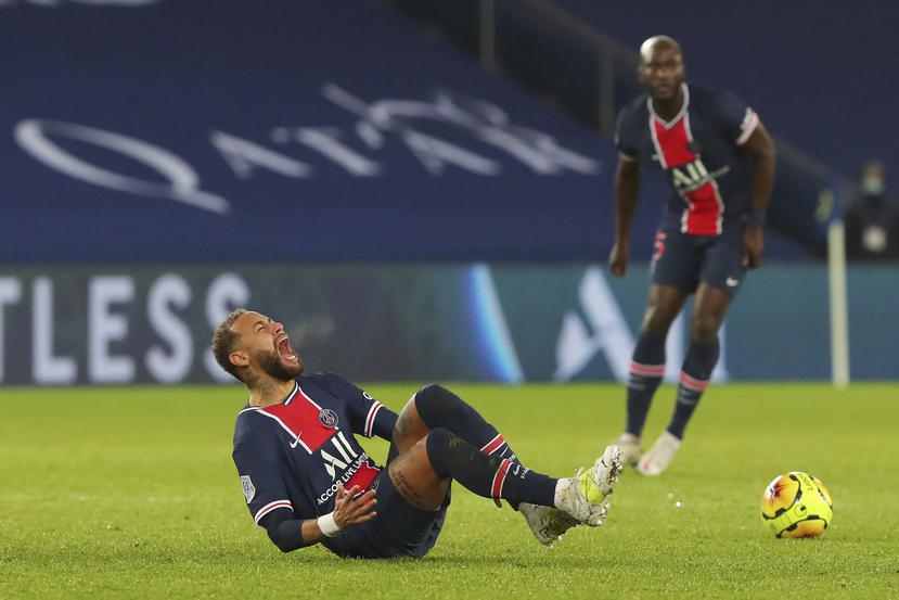 Neymar del Paris Saint-Germain cae al piso lesionado en el encuentro ante el Lyon el domingo 13 de diciembre del 2020.