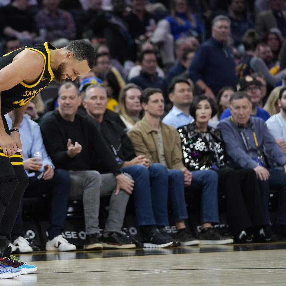 Stephen Curry sale cojeando de la cancha durante la segunda mitad del partido de baloncesto contra los Bulls, el pasado jueves.