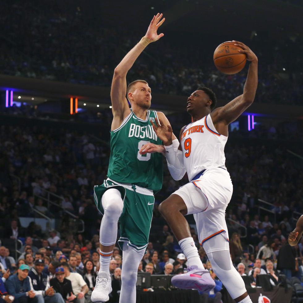 Kristaps Porzingis, de los Celtics, busca bloquear un tiro de R.J. Barrett, de los Knicks.