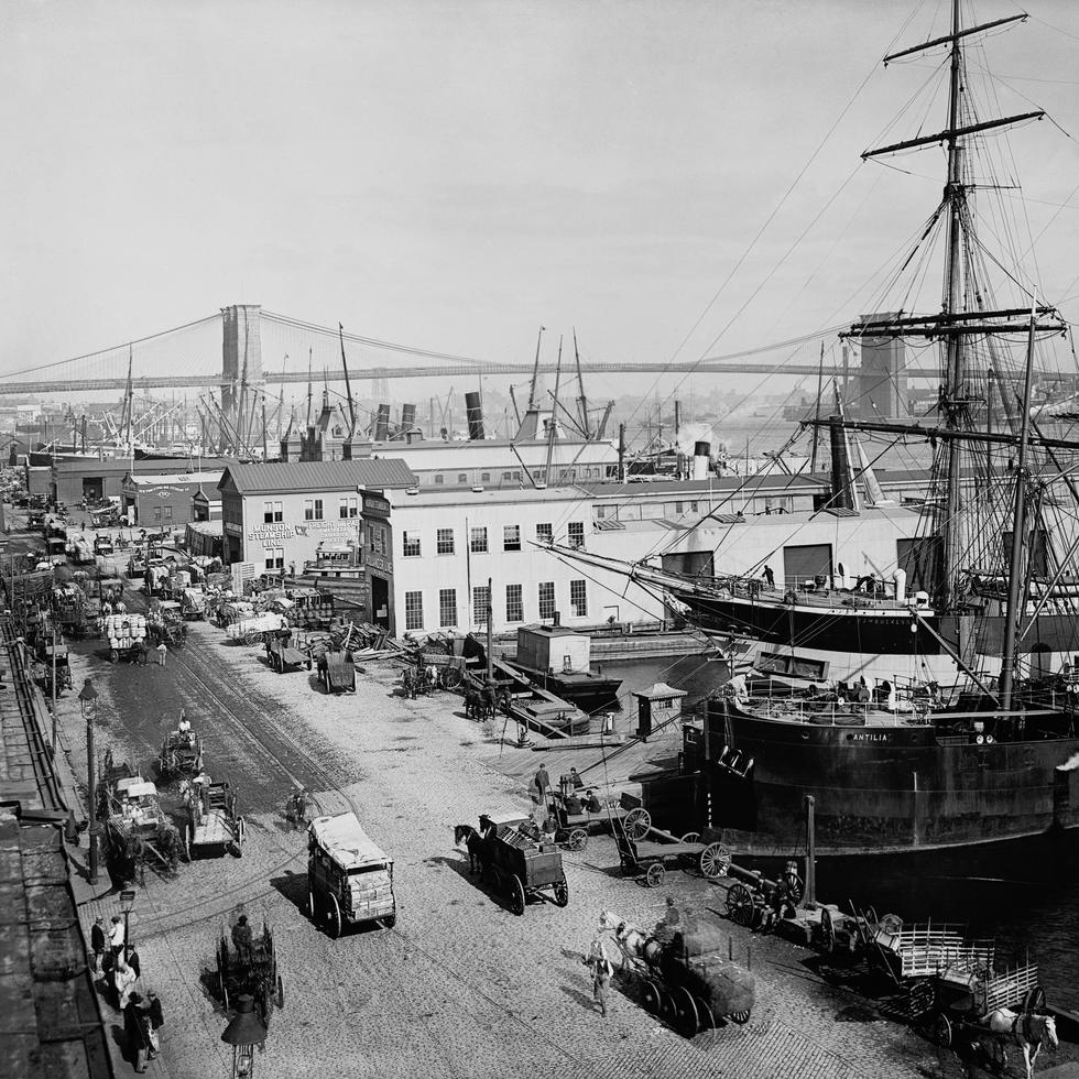 La zona del muelle de South Street, Nueva York, en 1901, con barcos de vela y carruajes tirados por caballos.