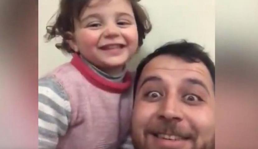 Padre sirio y su hija en Idlib mientras escuchan bombardeo. (Captura de pantalla)
