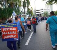 Empleados de la salud amanecen en Centro Médico para exigir justicia salarial