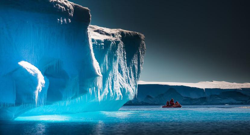 Científicos exploran hielos antárticos en un barco. (Shutterstock).