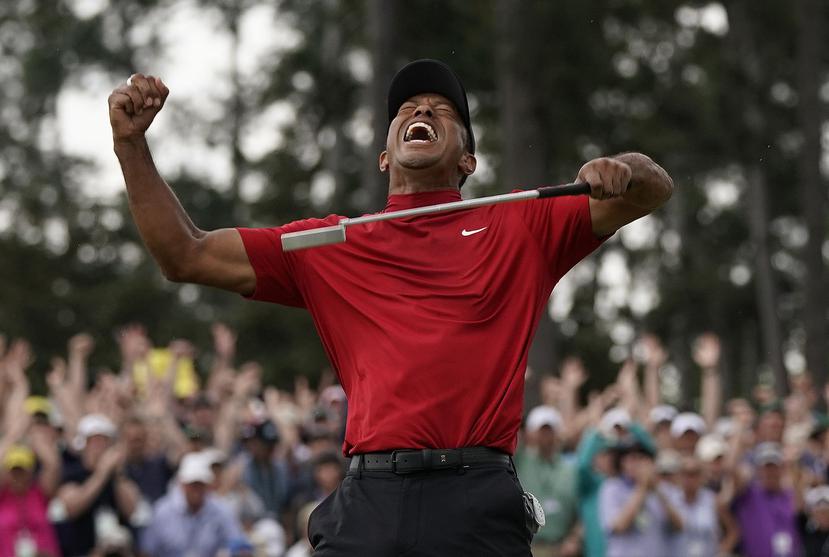 Tiger Woods celebra de manera eufórica tras asegurar la victoria. (AP)