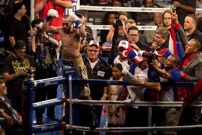 José "Sniper" Pedraza se convirtió esta noche en el campeón mundial número 54 en la historia del boxeo boricua.