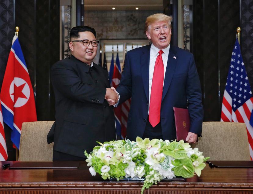 Fotografía de archivo fechada el 12 de junio de 2018, que muestra al presidente de los EE.UU., Donald J. Trump (d), y al líder de Corea del Norte, Kim Jong-un (i). (EFE)