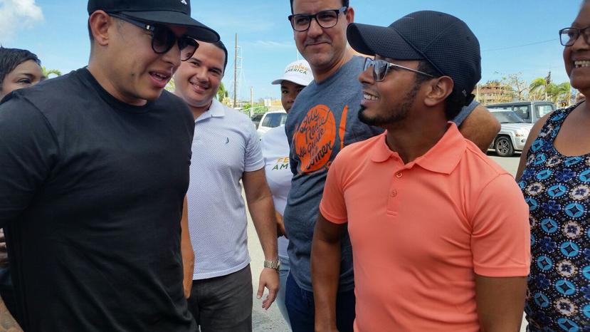 Daddy Yankee (izquierda) sostuvo que llegar a Cantera es parte de su compromiso con la gente, pero aseguró que después de ofrecer ayuda de emergencia no se olvidará del país.