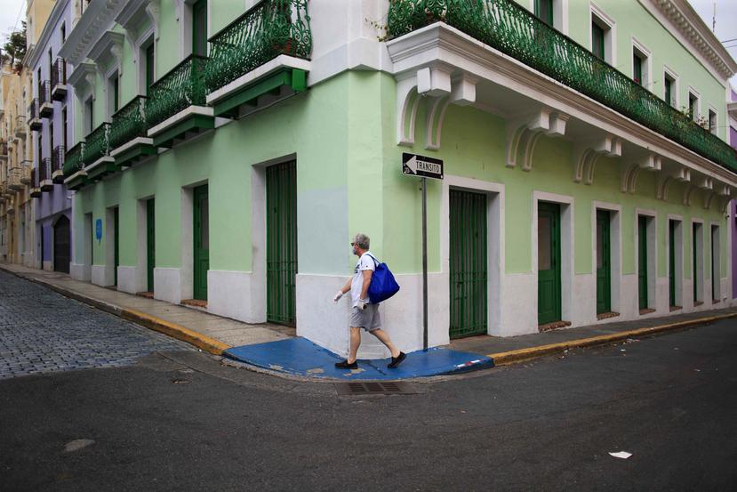 Un hombre camina por un desolado Viejo San Juan en medio del toque de queda.