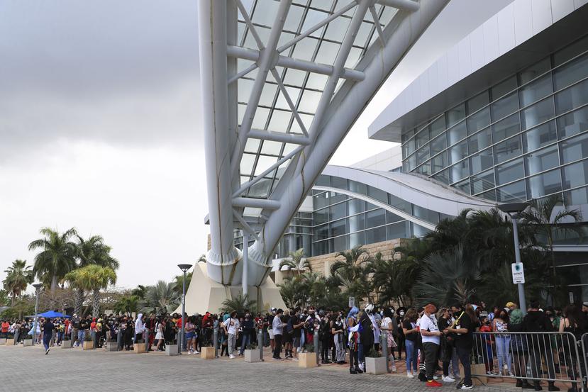 Aficionados que hacían fila para entrar al Puerto Rico Comic Con en el Centro de Convenciones en Miramar.
