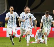 Lionel Messi (10) celebra con sus compañeros de Argentina tras ganar mediante tanda de penaltis a Colombia y pasar a la final de la Copa América.