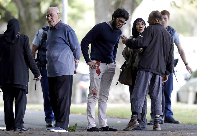 Personas observan del otro lado de la calle frente a una mezquita en Christchurch, en Nueva Zelanda. (AP)
