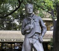 Una estatua frente a las instalaciones de Boy Scouts of America, en Irving, Texas.