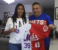 Beatriz Laboy y Edwin Díaz, padre, prepararon una camisa con la que podrán apoyar a sus dos hijos.