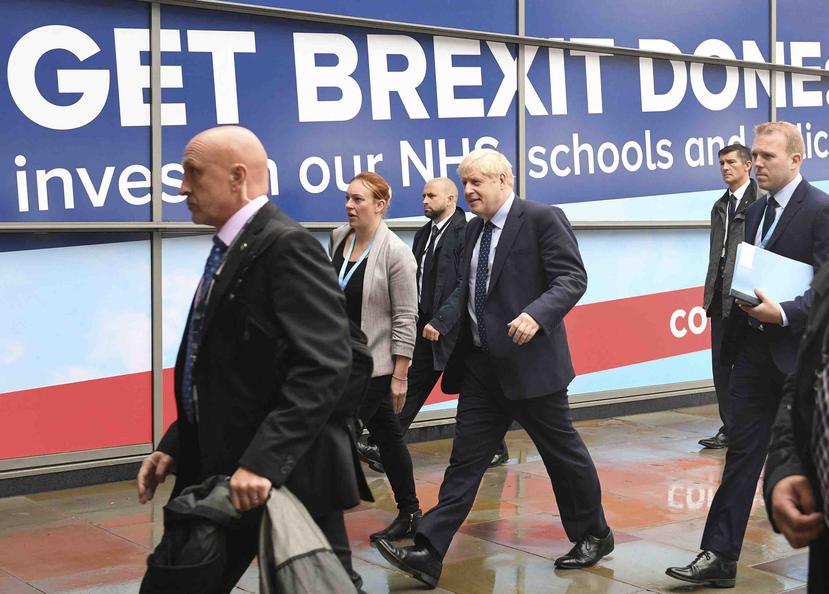 El primer ministro británico Boris Johnson, centro, llega a la Conferencia del Partido Conservador en Manchester. (Stefan Rousseau / PA vía AP)
