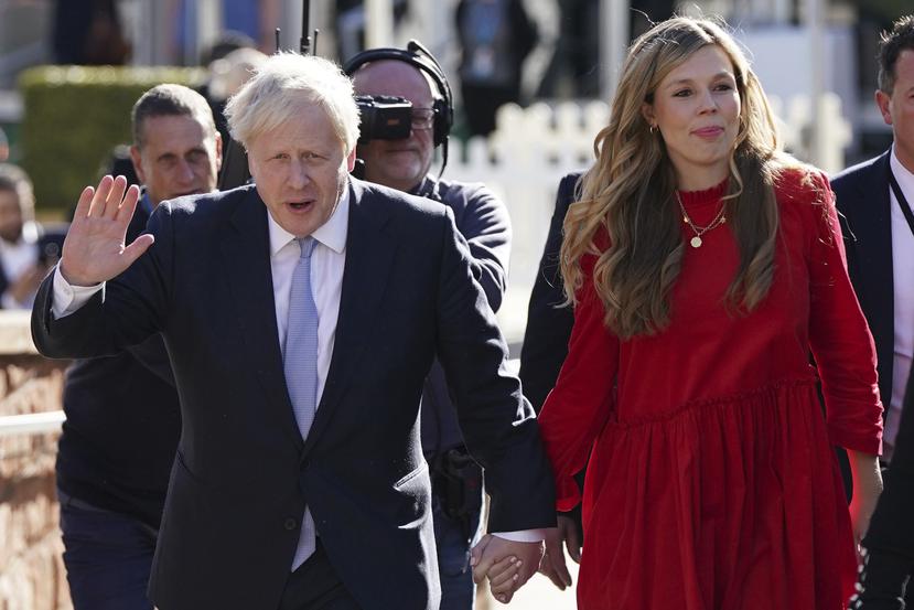 En esta imagen de archivo, el primer ministro de Gran Bretaña, Boris Johnson, saluda a la prensa junto a su esposa, Carrie Johnson.