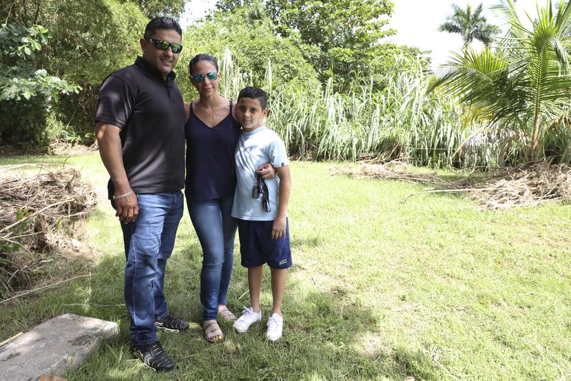 El agente Víctor Torres (izq.) rescató a su esposa, Marilisa Dones, y a su hijo, Yanuel, como parte de las labores que realizaron en el sector Villa Blanca.