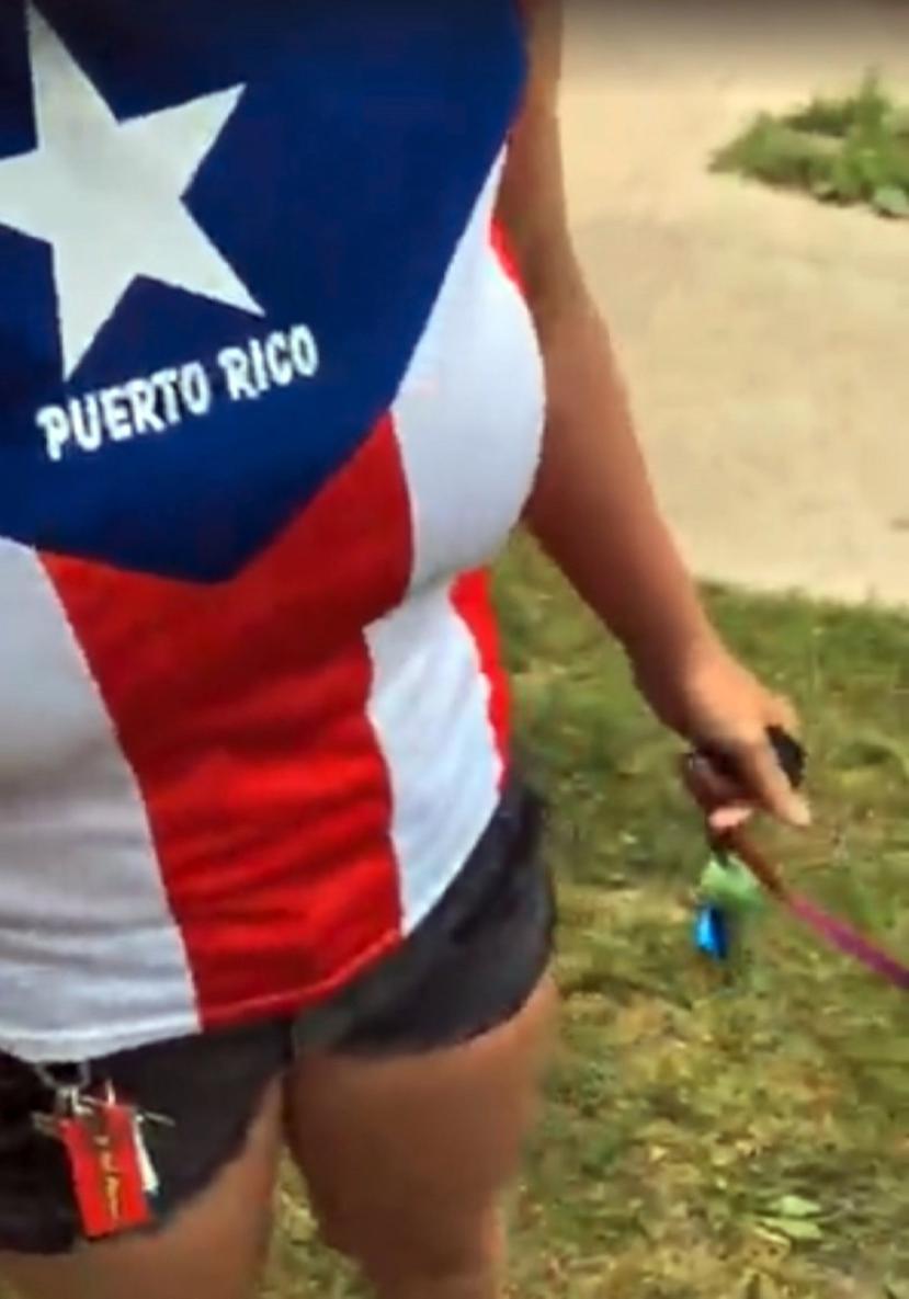 Captura de vídeo de la camiseta que Mia Irizarry utilizó el día que fue agredida verbalmente por Timothy Trybus en un parque en Chicago. (Captura)