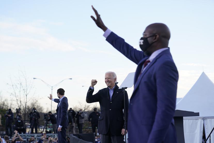 El presidente electo de Estados Unidos, Joe Biden, durante un acto de campaña en Atlanta, el 4 de enero, con los candidatos demócratas al Senado, Raphael Warnock (derecha) y Jon Ossoff (izquierda).
