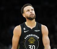 Stephen Curry (30), de los Warriors de Golden State, mira al marcador durante la segunda mitad del juego de la NBA que enfrentó a su equipo con los Suns de Phoenix.