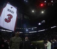 La camiseta del ex jugador del Heat de Miamia Dwyane Wade es elevada durante el descanso del partido entre el Heat y los Cavaliers de Cleveland. (AP)