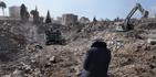 Un hombre observa cómo las excavadoras retiran los escombros de su edificio en la ciudad de Kahramanmaras, en el sur de Turquía, el miércoles 15 de febrero de 2023.