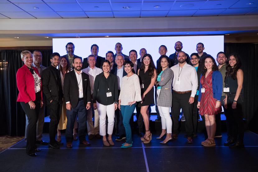 Foto de los miembros de las 10 empresas participantes del Rising Entrepreneur Program, junto a sus mentores, y el inversionista Orlando Bravo, tomada al inicio del programa.